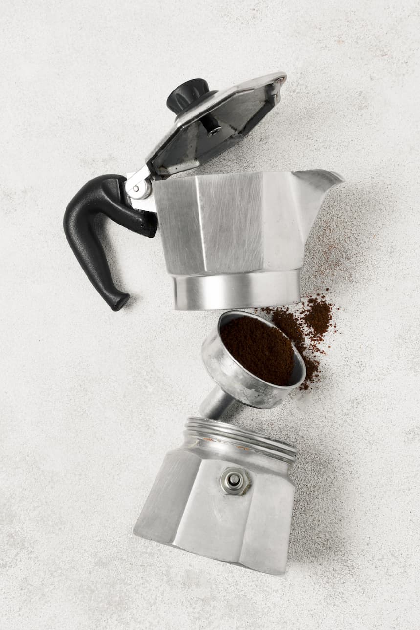 Une cafetière désassemblée